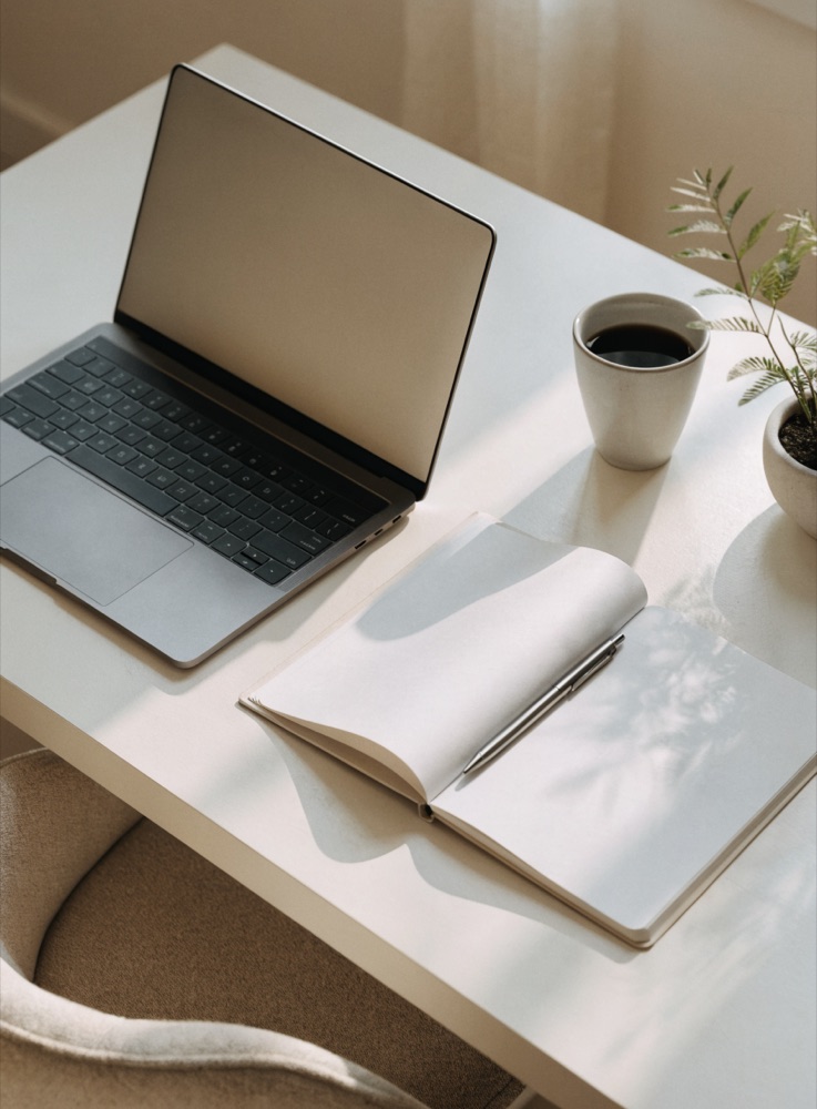 Workspace mit Laptop & App